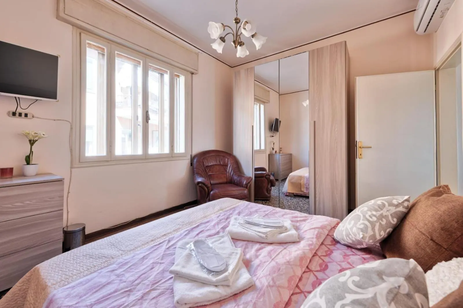 2 Bedroom Apartment Mestre Train Station Venice Italy