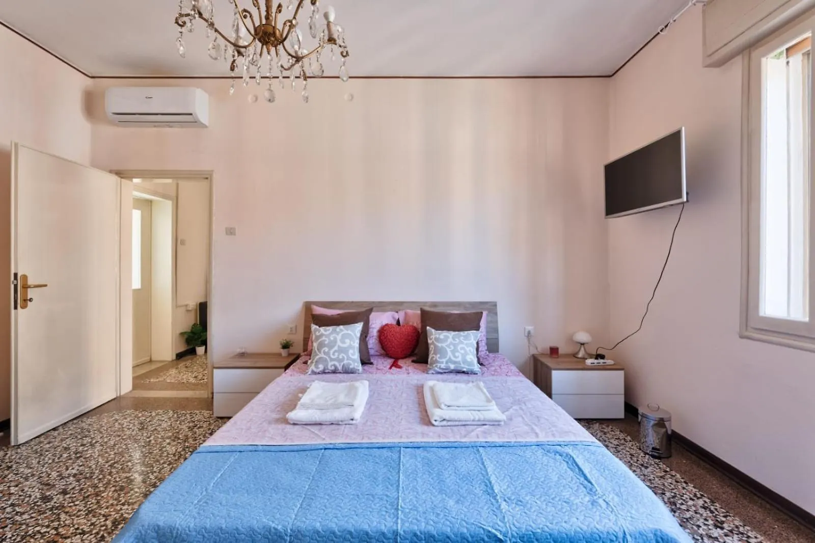 2 Bedroom Apartment Mestre Train Station location